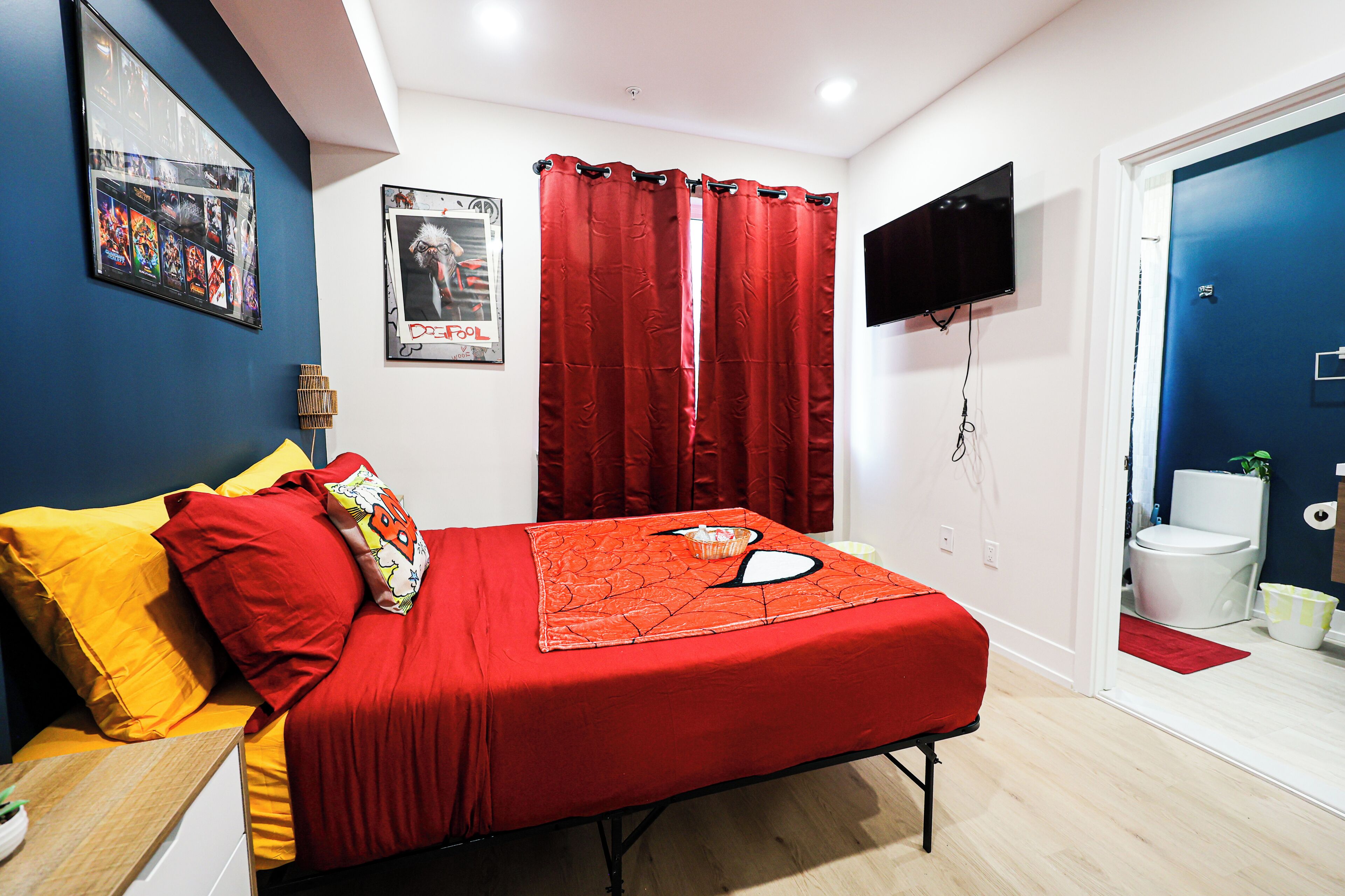 Escritorio, tabla de planchar con plancha, wifi gratis y ropa de cama 