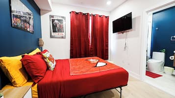 Escritorio, tabla de planchar con plancha, wifi gratis y ropa de cama