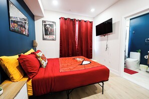 Escritorio, tabla de planchar con plancha, wifi gratis y ropa de cama 