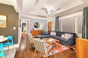 TV, offices - Cool East ATL-Huge Fenced Yd-Fire pit-King Bed. (Atlanta)