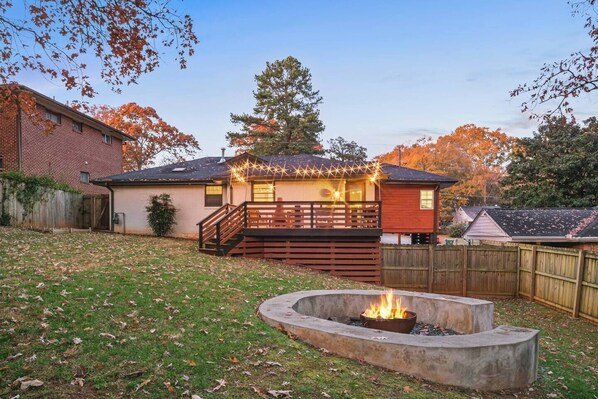 Property grounds - Cool East ATL-Huge Fenced Yd-Fire pit-King Bed. (Atlanta)