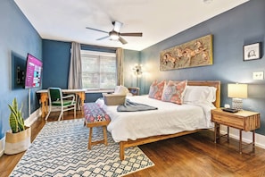 3 bedrooms, iron/ironing board, travel cot, free WiFi - Cool East ATL-Huge Fenced Yd-Fire pit-King Bed. (Atlanta)