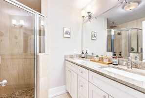 Hair dryer - Cool East ATL-Huge Fenced Yd-Fire pit-King Bed. (Atlanta)
