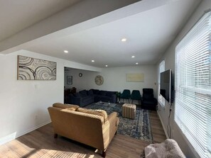 Een televisie en een kantoor