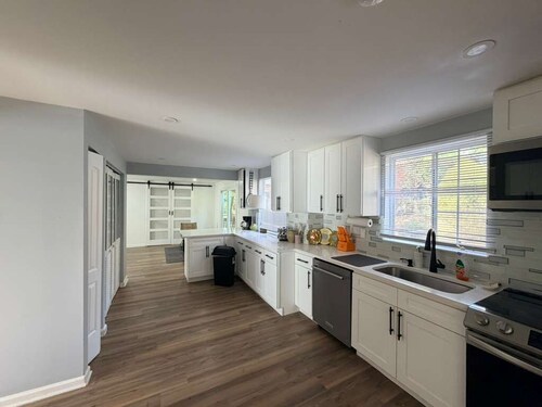 Experience a modern retreat with room for everyone! This 5-bedroom home offers a king suite, pool table, and fast Wi-Fi, making it ideal for family gatherings or group getaways