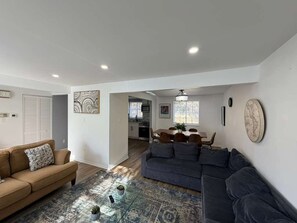 Een televisie en een kantoor