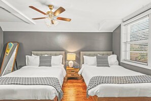 4 slaapkamers, een strijkplank/strijkijzer, reisbedje, gratis wifi