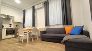 TV - Elegant and modern one-bedroom apartment with fully equipped kitchen (Milano)