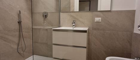 Dusche, Haartrockner, Bidet, Handtücher