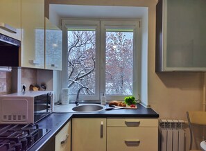 Classic Apartment, Balcony, Courtyard View | Private kitchen | Electric kettle - Apartment near Komarovsky Market (Minsk)