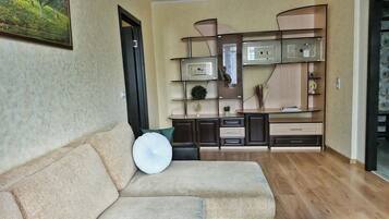 Klassiek appartement, balkon, uitzicht op de binnenplaats | Woonruimte | Een 40-inch lcd-televisie met digitale zenders