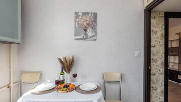 Classic Apartment, Balcony, Courtyard View | Private kitchen | Electric kettle