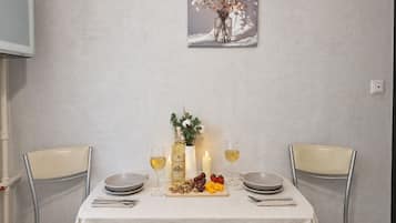 Classic Apartment, Balcony, Courtyard View | Private kitchen | Electric kettle