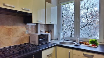 Classic-Apartment, Balkon, Blick auf den Innenhof | Eigene Küche