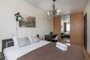 Classic apartman, erkély, kilátással az udvarra | Sötétítőfüggöny, vasaló/vasalódeszka és ingyenes wifi