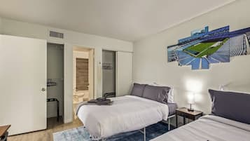 Tabla de planchar con plancha, wifi gratis y ropa de cama