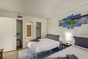 Tabla de planchar con plancha, wifi gratis y ropa de cama 