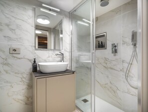Shower, hair dryer, bidet, towels - Palace Of The Elect Rose Apartment R&R (Venecia)