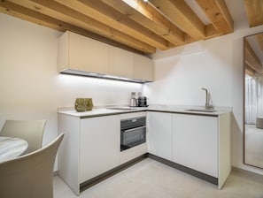 Fridge, oven, electric kettle, toaster - Palace Of The Elect Rose Apartment R&R (Venecia)