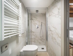 Douche, sèche-cheveux, bidet, serviettes fournies