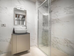 Shower, hair dryer, bidet, towels - Palace Of The Elect Blue Apartment R&R (Venecia)
