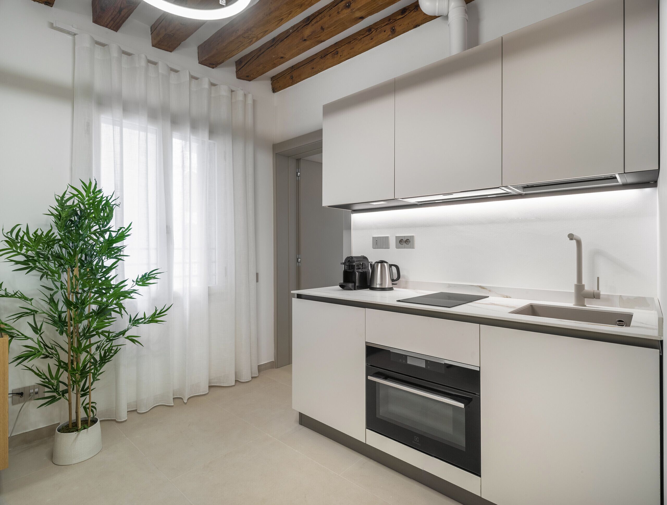 雪櫃、焗爐、電熱水壺、多士爐