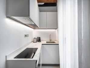Fridge, oven, electric kettle, toaster - Palace Of The Elect Green Apartment R&R (Venecia)