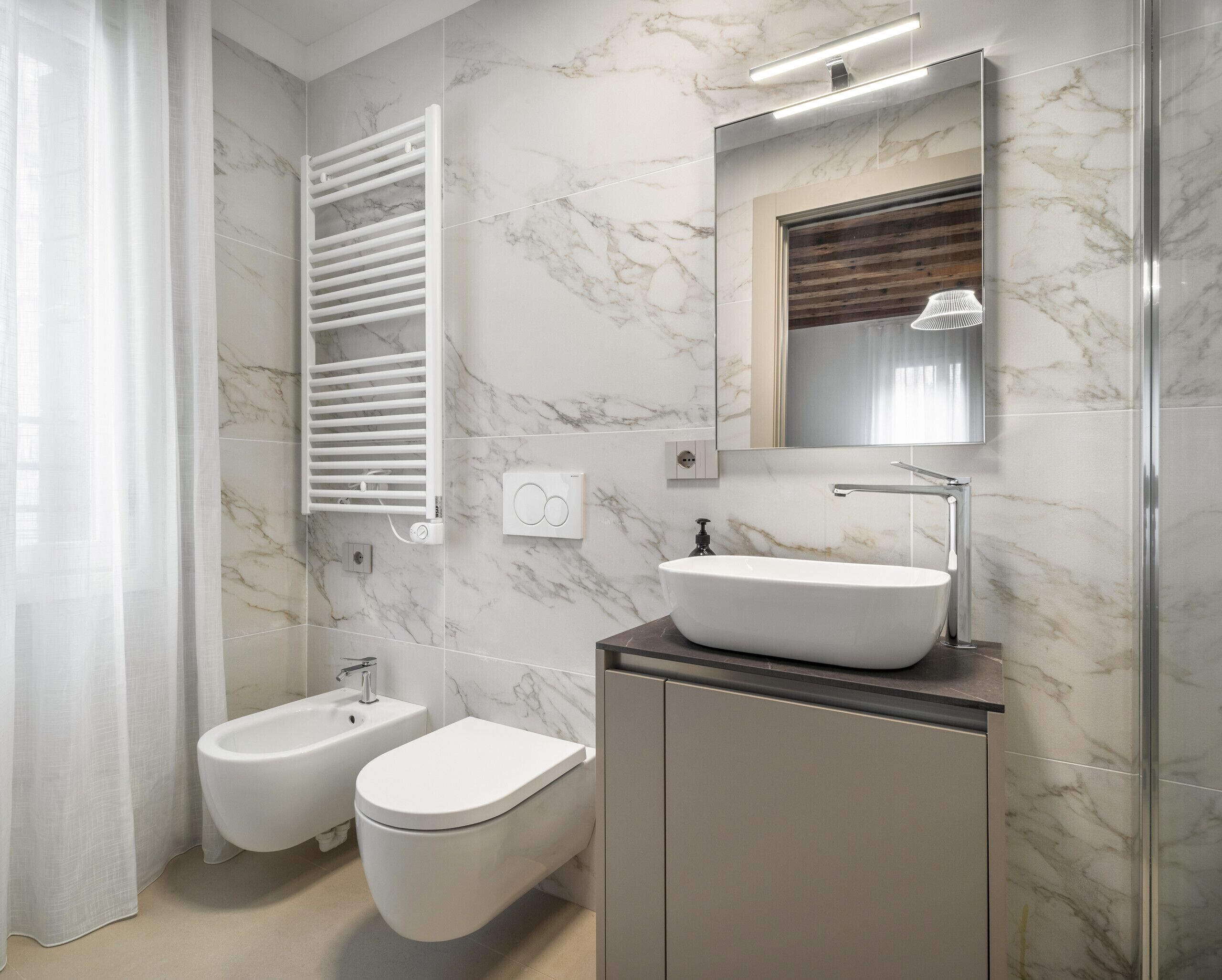 Dusche, Haartrockner, Bidet, Handtücher