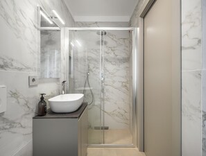 Shower, hair dryer, bidet, towels - Palace Of The Elect Green Apartment R&R (Venecia)
