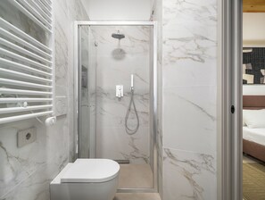 Dusche, Haartrockner, Bidet, Handtücher