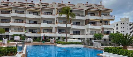 Een buitenzwembad, een verwarmd zwembad