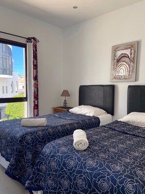 1 habitación, tabla de planchar con plancha, wifi gratis y ropa de cama