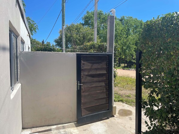 المنطقة المحيطة بالمنشأة