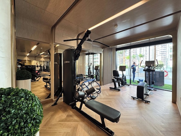 Fitness facility - Free housekeeping visits during your stay - StayShort - Sophisticated Apartment in Meydan that Sleeps 4 (Dubai)