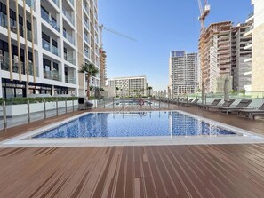 Pool - Free housekeeping visits during your stay - StayShort - Sophisticated Apartment in Meydan that Sleeps 4 (Dubai)