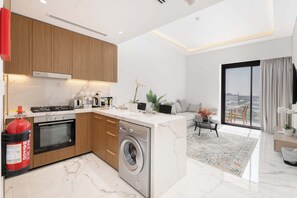 Fridge, microwave, oven, stovetop - Free housekeeping visits during your stay - StayShort - Sophisticated Apartment in Meydan that Sleeps 4 (Dubai)