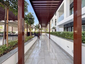 Terrace/patio - Free housekeeping visits during your stay - StayShort - Sophisticated Apartment in Meydan that Sleeps 4 (Dubai)