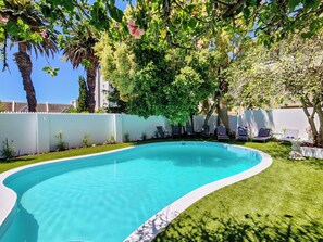 Hồ bơi ngoài trời