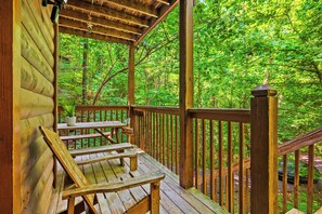 Property grounds - Cozy Cabin w Hot Tub & Pac-Man near Downtown! (Sevierville)