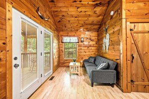 TV, fireplace, video games, DVD player - Cozy Cabin w Hot Tub & Pac-Man near Downtown! (Sevierville)