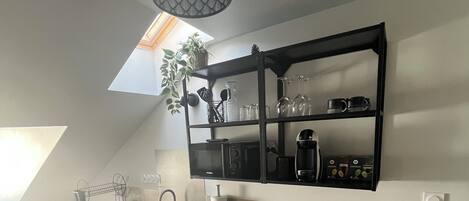 Kühlschrank, Mikrowelle, Herdplatte, Wasserkocher mit Kaffee-/Teezubehör