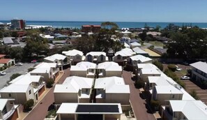 Exterior - Discover Your Dream Oasis in Mandurah! (Mandurah)