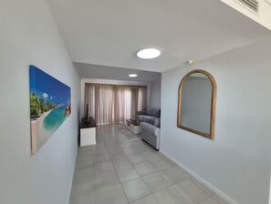 TV - Discover Your Dream Oasis in Mandurah! (Mandurah)