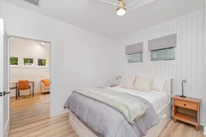 1 bedroom, iron/ironing board, travel cot, WiFi - Modern 12 South Loft, Walk to Shops, Eats & Coffee (Nashville)