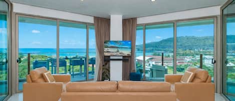 Condo, 2 Bedrooms, Balcony, City View | Living room