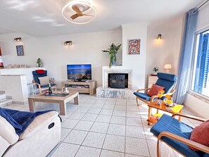 TV, books - Sun & Sea WindMill Rooftop by BeCherish (Albufeira)