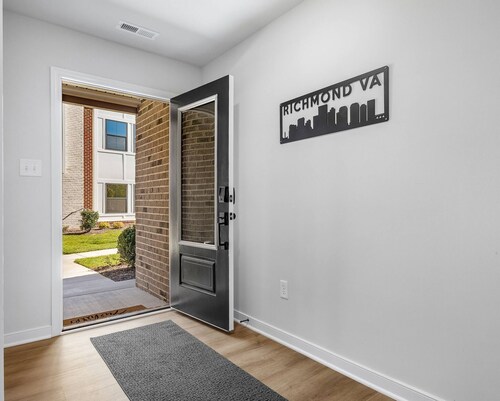 Beautiful Walkable 3-br Midterm in Richmond Suburb