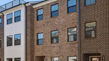 Nhà, 3 phòng ngủ, ban công, quang cảnh thành phố | Ngoại thất