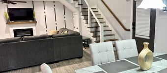 Snellville Retreat - Modern 4 Bedroom Home Sleeps 10