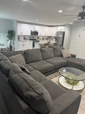 Living area - Snellville Retreat - Modern 4 Bedroom Home Sleeps 10 (Snellville)